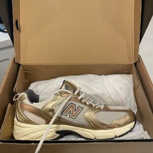 Mens 10.5 (Women’s 12) New Balance MR530 Sneaker Gold Metallic